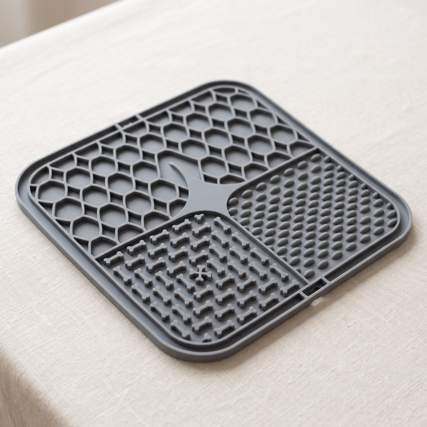 GEAROAM Silicone Lick Mat – Slow Feeding & Calm for Cats & Dogs